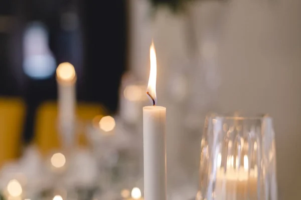 Geel licht witte kaarsen en kaarsen — Stockfoto