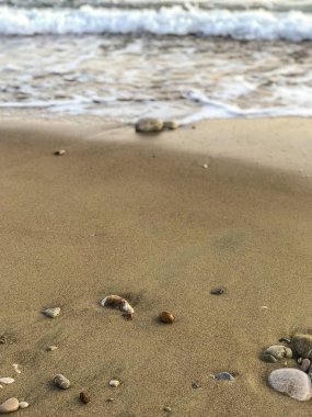  Deniz kıyısından çıkarılan dalgalar ve çakıl taşları