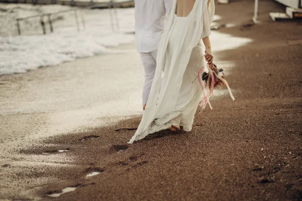 Bräutigam Abgehackten Strand Braut Hat Blumen Der Hand — Stockfoto