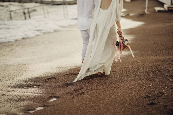 Mariée Marié Marche Sur Plage Agitée Mariée Des Fleurs Dans — Photo