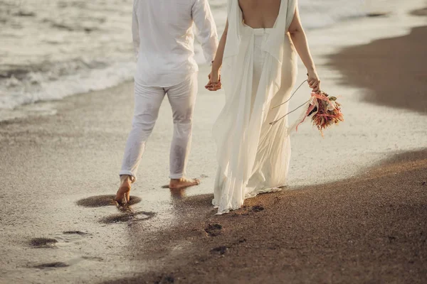 Mariée Marié Marche Sur Plage Agitée Mariée Des Fleurs Dans — Photo