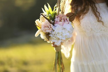 Gelin ve elinde çiçekler