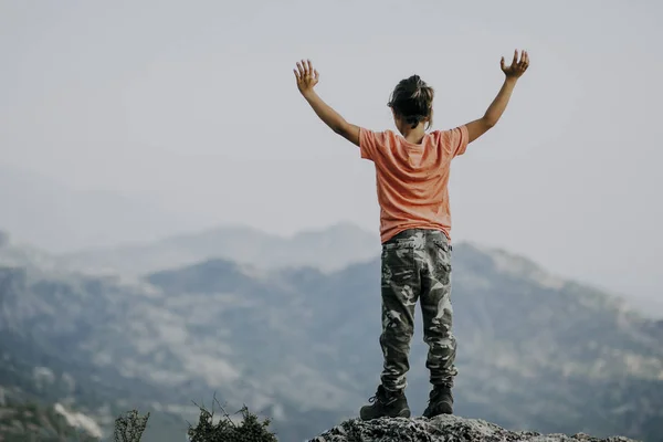 serbest ruhlu genç doğa yürüyüşü