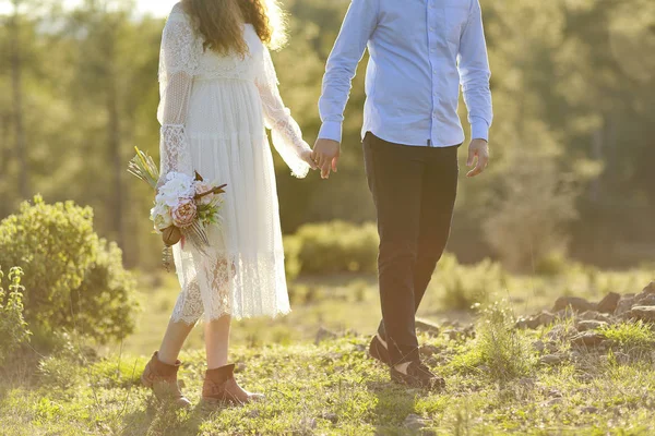 Die Braut und die Blumen in ihrer Hand — Stockfoto