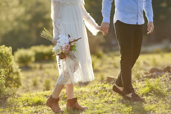 Die Braut und die Blumen in ihrer Hand — Stockfoto