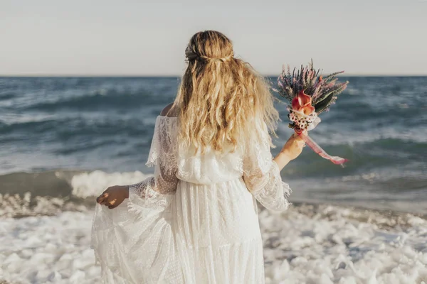 Mariée Debout Bord Mer Les Fleurs Dans Main — Photo