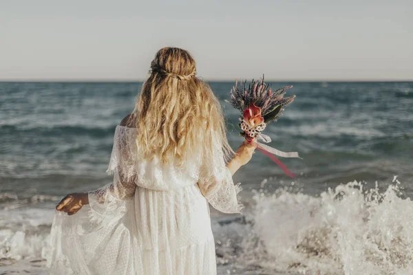 Mariée Debout Bord Mer Les Fleurs Dans Main — Photo