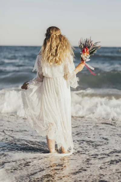 Sposa Piedi Vicino Mare Fiori Mano — Foto Stock