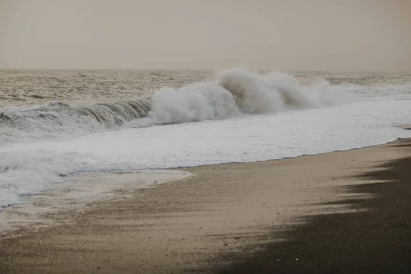 폭풍우가 몰아치는 날씨에 파도가 해안을 강타했습니다 — 스톡 사진