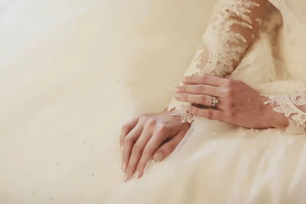 Mani e anelli della sposa — Foto Stock