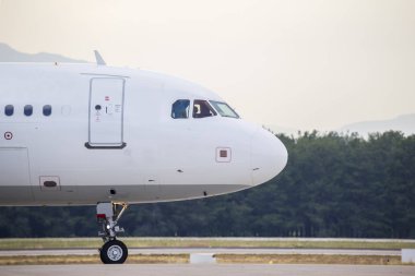 Uçak pistte ilerliyor.