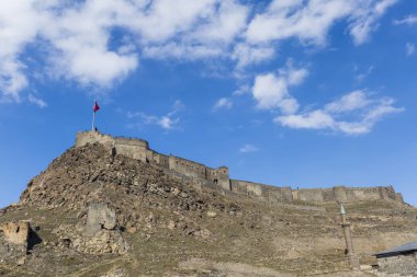 Kars Kalesi ve mavi gökyüzü olan duvarlar
