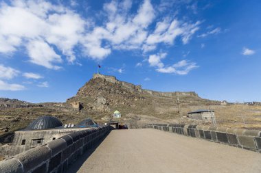 Kars Kalesi ve mavi gökyüzü olan duvarlar