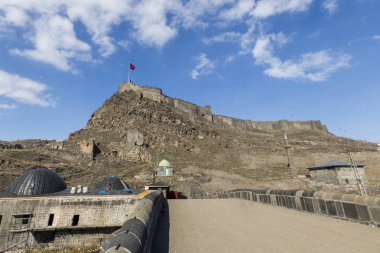 Kars Kalesi ve mavi gökyüzü olan duvarlar