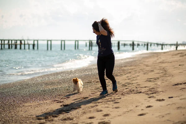 Junge Frau Sonnt Sich Mit Hund Strand — Stockfoto
