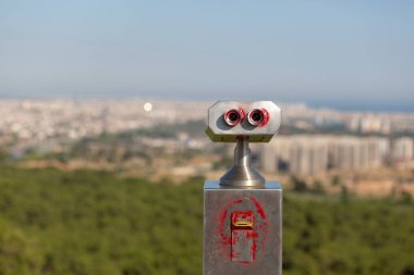 Antalya manzarasını izlemek için dağlar ve dürbünler.