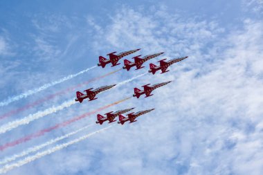 TURKEY / ANTALYA 04 / 23 / 2016: Türk Hava Kuvvetleri gösteri ekibi ve F5 savaş uçakları gösteri uçakları. Ülkenin çeşitli bölgelerinde her yıl hava gösterileri düzenleyen takım