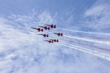 TURKEY / ANTALYA 04 / 23 / 2016: Türk Hava Kuvvetleri gösteri ekibi ve F5 savaş uçakları gösteri uçakları. Ülkenin çeşitli bölgelerinde her yıl hava gösterileri düzenleyen takım