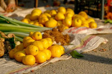 Türkiye 'de pazarda sarı limon satılıyor