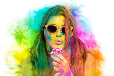Gökkuşağı renkli toz kaplı güzel bir genç kadın ile Holi festival konsepti