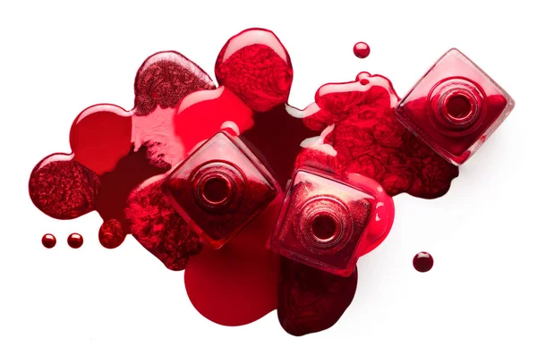 Концепція червоної косметики для нігтів. Відкриті пляшки лаку для нігтів з ді — стокове фото