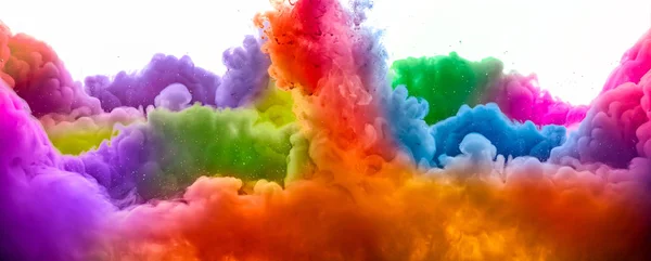 Arco-íris de tinta acrílica na água. Explosão a cores. Panorama vista — Fotografia de Stock