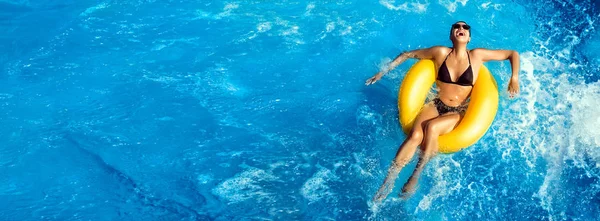 Zomervakantie. Lachende jonge vrouw die geniet van een aquapark. Plezier — Stockfoto