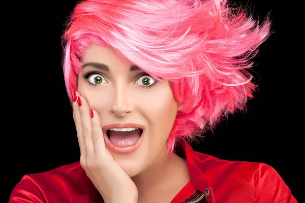 Mujer sorprendida o halagada con el pelo rosa —  Fotos de Stock