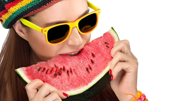 Mujer joven en gafas de sol de moda comiendo sandía — Foto de Stock