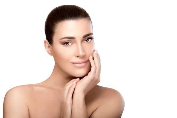 Schönes Modell mit der Hand im Gesicht. Hautpflegekonzept — Stockfoto