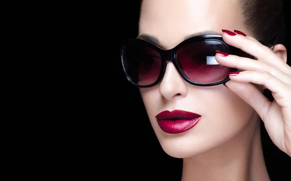 Mujer con estilo con maquillaje brillante y gafas de moda — Foto de Stock