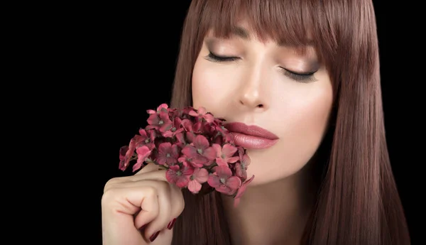 Schönes Model-Mädchen mit gesunder Haut und langen Haaren, geschlossenen Augen — Stockfoto