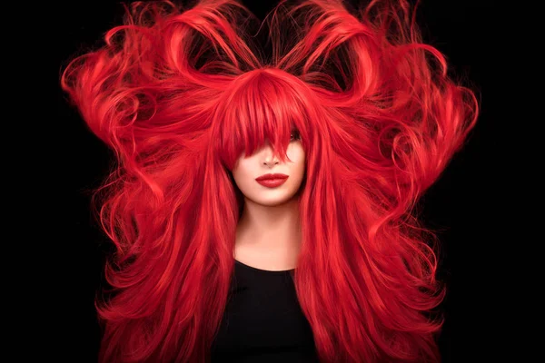 美しく健康的な長い赤い髪。空飛ぶ髪 — ストック写真