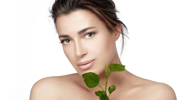 Belleza natural piel saludable cara de mujer con hojas verdes frescas. Concepto ecológico y bio cuidado de la piel — Foto de Stock