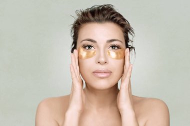 Cilt yaşlanmasını önlemek için kolajen bantları kullanan bir kadın. Esmer kız.