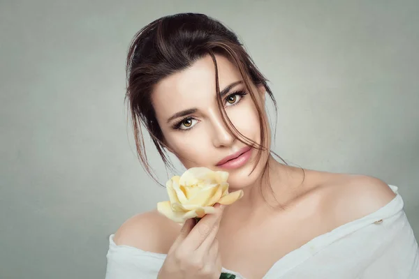 Beauty portrait of a young woman with yellow rose. Youth and ski — Stock Photo, Image