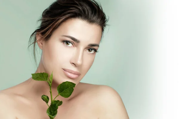 Natuurlijke huidverzorging. Beauty Spa Vrouw met verse groene bladeren. Genees. — Stockfoto