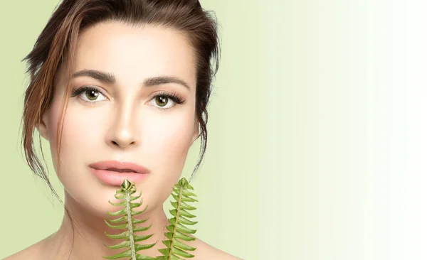 Cuidado natural de la piel. Beauty Spa Mujer con hojas verdes frescas. Cura. — Foto de Stock