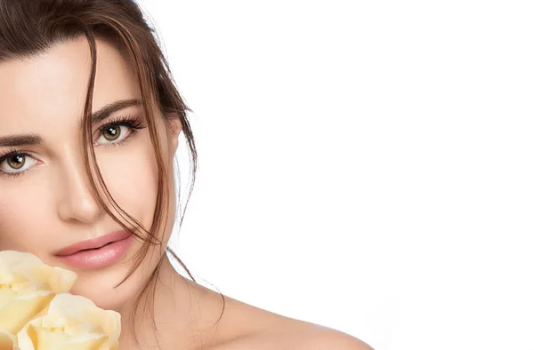 Schöne junge Frau mit gelben Rosen. Hautpflege und gesundes Co — Stockfoto