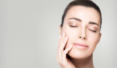 Güzellik suratlı spa kadını. Temiz ciltli güzel bir manken kız. Kozmetoloji ve cilt bakımı. Yakın çekim stüdyo portresi