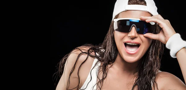 Sporty Attractive Woman Modern Shades Sunglasses Peaked Cap Looking Camera — Stock Photo, Image