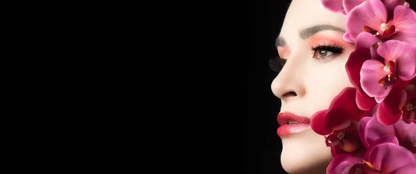 睫毛伸展 美丽的女性脸庞 眼睫毛伸展 粉红的主题妆容配衬在黑色背景上 与全景横幅中的复制空间相匹配 长睫毛 — 图库照片