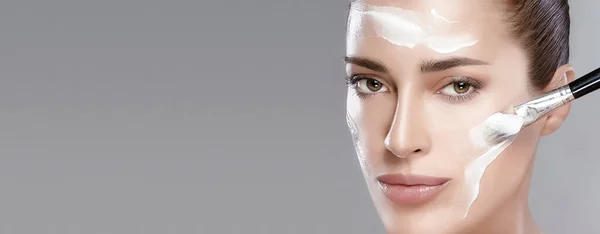 Güzellik Suratlı Spa Kadını Yüzüne Krem Sürüyor Sağlıklı Temiz Ciltli — Stok fotoğraf