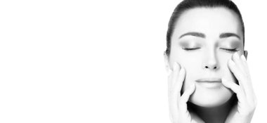 Tek renkli spa ve cilt panorama pankartı. Taze, kusursuz bir teni, yanaklarında elleri, sakin bir ifadesi ve gözleri olan güzel, doğal bir genç kadın. Kopyalama alanı olan beyaz üzerine yakın plan portre