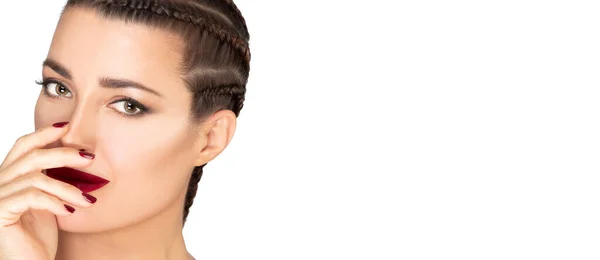 Piękna Modelka Plecionymi Włosami Zdrowymi Włosami Zdrową Skórą Jasnym Makijażem — Zdjęcie stockowe