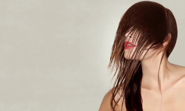 Güzel Genç Bir Kadının Kozmetik Ürünler Giydiği Saç Şekillendirme Konsepti — Stok fotoğraf