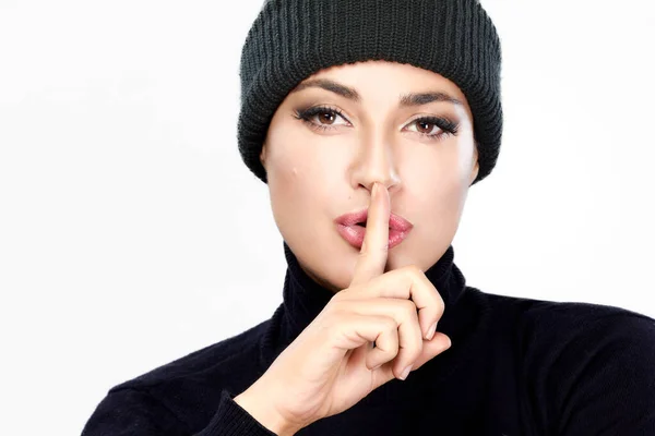 Mulher Bonita Com Top Preto Gorro Fazendo Gesto Silencioso Com — Fotografia de Stock