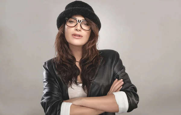 Piękny Portret Stylowej Zmysłowej Kobiety Eleganckim Czarnym Stroju Kapeluszem Okularami — Zdjęcie stockowe