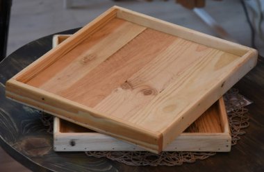 El yapımı ahşap servis tabakları.