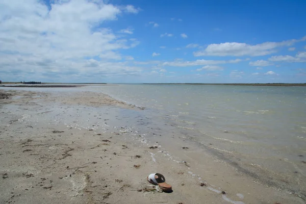 肮脏的鞋子为海滩躺在沙滩下的云 — 图库照片